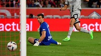 Achraf Hakimi membawa PSG unggul 3-0 pada menit ke-39. Bek Les Parisiens itu bermain satu-dua dengan Neymar dan menyepak bola masuk tanpa bisa dibendung kiper Lille, Leo Jardim. Francois Lo Presti/AFP/Getty Images