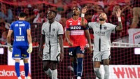Neymar mencetak brace tujuh menit babak kedua berjalan. Bomber Brazil itu menaklukkan Jardim usai menerima umpan matang dari Hakimi. Francois Lo Presti/AFP/Getty Images