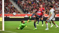 Lille memperkecil ketertinggalan dua menit berselang. Jonathan Bamba mencetak gol setelah mendapat bola mentah tepisan Gianluigi Donnarumma. Francois Lo Presti/AFP/Getty Images