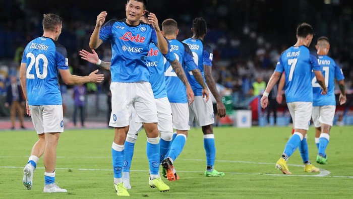 NAPLES, ITALY - AUGUST 21: Kim Min-Jae of Napoli celebrates scoring their sides fourth goal with teammates during the Serie A match between Napoli and Monza at Stadio Diego Armando Maradona on August 21, 2022 in Naples, Italy. (Photo by Francesco Pecoraro/Getty Images)