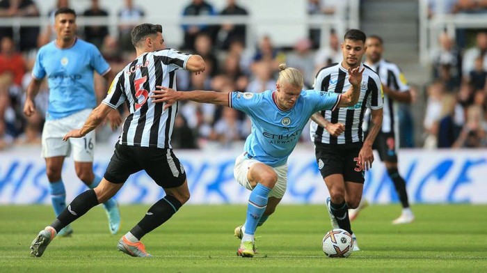 Manchester Citys Norwegian striker Erling Haaland (C) runs with the ball past Newcastle Uniteds Swiss defender Fabian Schar (L) during the English Premier League football match between Newcastle United and Manchester City at St James Park in Newcastle-upon-Tyne, north east England, on August 21, 2022. - RESTRICTED TO EDITORIAL USE. No use with unauthorized audio, video, data, fixture lists, club/league logos or live services. Online in-match use limited to 120 images. An additional 40 images may be used in extra time. No video emulation. Social media in-match use limited to 120 images. An additional 40 images may be used in extra time. No use in betting publications, games or single club/league/player publications. (Photo by Lindsey Parnaby / AFP) / RESTRICTED TO EDITORIAL USE. No use with unauthorized audio, video, data, fixture lists, club/league logos or live services. Online in-match use limited to 120 images. An additional 40 images may be used in extra time. No video emulation. Social media in-match use limited to 120 images. An additional 40 images may be used in extra time. No use in betting publications, games or single club/league/player publications. / RESTRICTED TO EDITORIAL USE. No use with unauthorized audio, video, data, fixture lists, club/league logos or live services. Online in-match use limited to 120 images. An additional 40 images may be used in extra time. No video emulation. Social media in-match use limited to 120 images. An additional 40 images may be used in extra time. No use in betting publications, games or single club/league/player publications. (Photo by LINDSEY PARNABY/AFP via Getty Images)