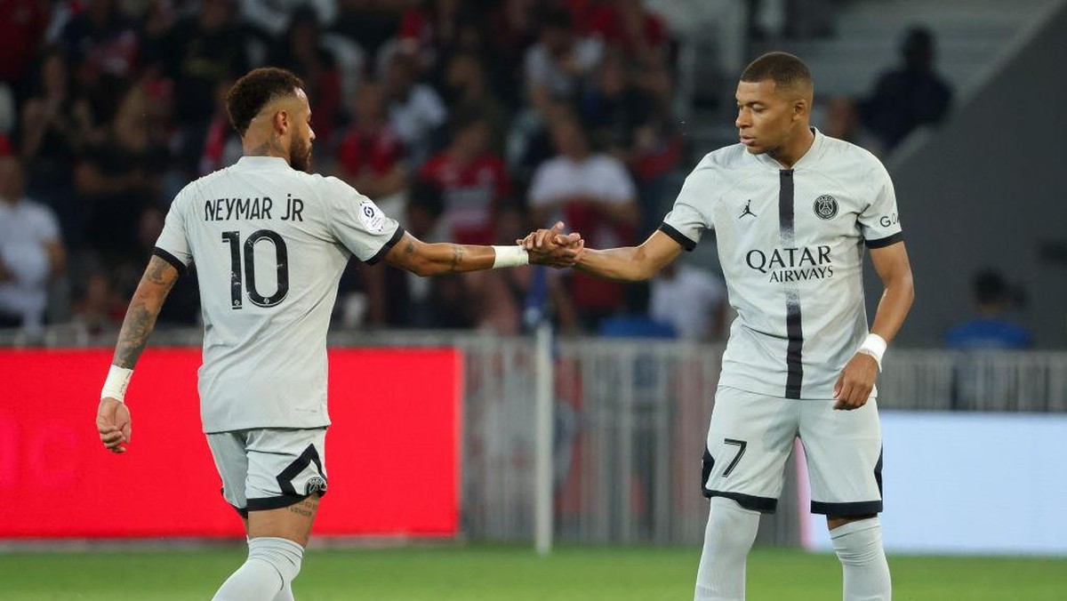 Neymar dan Mbappe tampil gemilang saat PSG menghajar Lille 7-1. Foto: Getty Images/Jean Catuffe