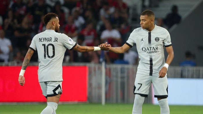 LILLE, FRANCE - AUGUST 21: Neymar Jr of PSG celebrates his second goal with Kylian Mbappe during the Ligue 1 Uber Eats match between Lille OSC (LOSC) and Paris Saint-Germain (PSG) at Stade Pierre-Mauroy on August 21, 2022 in Villeneuve dAscq near Lille, France. (Photo by Jean Catuffe/Getty Images)