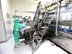 Sudah Tahu Proses Isi Ulang Air Mineral di Pabrik? Ini Tahapannya