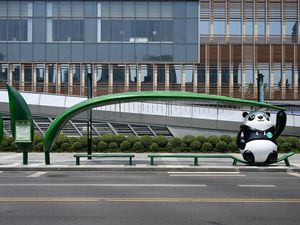 Gemas, Ada Patung Panda Raksasa di Halte Bus Chengdu, China