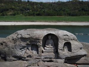 Sungai Yangtze Mengering, Patung Bersejarah Bangkit dari Kubur