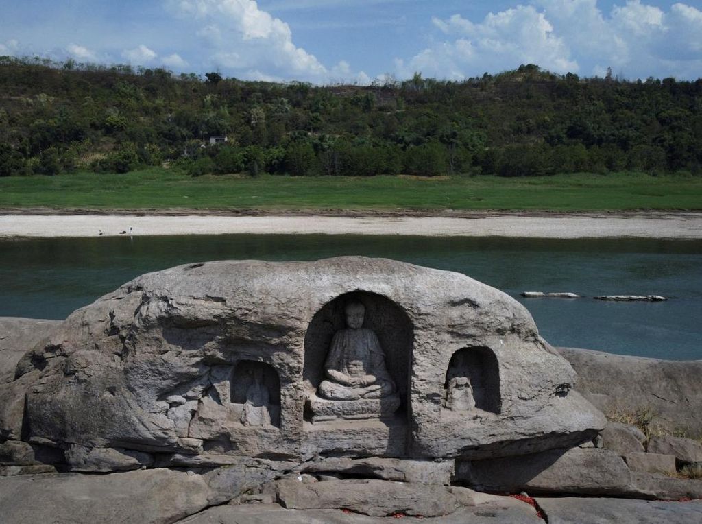 Kemunculan Patung Buddha di Sungai yang Mengering di China Kemunculan Patung Buddha di Sungai yang Mengering di China