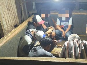 Polisi Gerebek Arena Sabung Ayam di Tengah Perkampungan Sukabumi