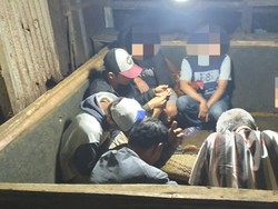 Polisi Gerebek Arena Sabung Ayam di Tengah Perkampungan Sukabumi