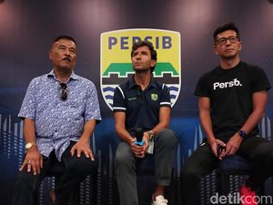 Gaya Luis Milla saat Diperkenalkan sebagai Pelatih Persib