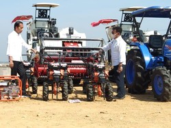 Bantuan Alat Pertanian Tak Produktif, Jokowi Luncurkan Taksi Alsintan