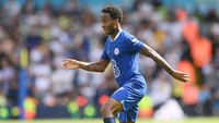 Dari tiga laga yang sudah dijalani Raheem Sterling bersama Chelsea, penyerang sayap itu masih nihil gol namun bisa menyumbang satu assist (untuk gol Reece James di laga Chelsea vs Spurs yang berakhir 2-2) (Getty Images)