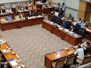 Tawa Mahfud dan Komisi III DPR Pecah Gegara Apresiasi Desmond