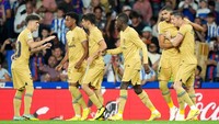 Tak cuma satu gol, Lewandowski bisa bikin dua gol ke gawang Sociedad. Ia mendapat selamat dari rekan-rekannya. (Foto: Juan Manuel Serrano Arce/Getty Images)