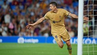 Baru di pertandingan kedua melawan Real Sociedad, Lewandowski mulai panas. Ia bisa bikin gol di laga itu, yang menjadi gol perdananya di ajang resmi bersama Blaugrana. (Foto: Jose Breton/Pics Action/NurPhoto via Getty Images)