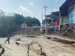 Jalan Rampung Dibangun di Brebes Amblas 1 Meter, Diduga gegara Tanah Gerak