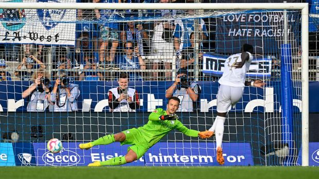Bayern Munich's Senegalese forward Sadio Mane (R) scores with a penalty kick the 0-5 goal during the German first division Bundesliga football match VfL Bochum v FC Bayern Munich in Bochum, western Germany, on August 21, 2022. - DFL REGULATIONS PROHIBIT ANY USE OF PHOTOGRAPHS AS IMAGE SEQUENCES AND/OR QUASI-VIDEO (Photo by SASCHA SCHUERMANN / AFP) / DFL REGULATIONS PROHIBIT ANY USE OF PHOTOGRAPHS AS IMAGE SEQUENCES AND/OR QUASI-VIDEO (Photo by SASCHA SCHUERMANN/AFP via Getty Images)