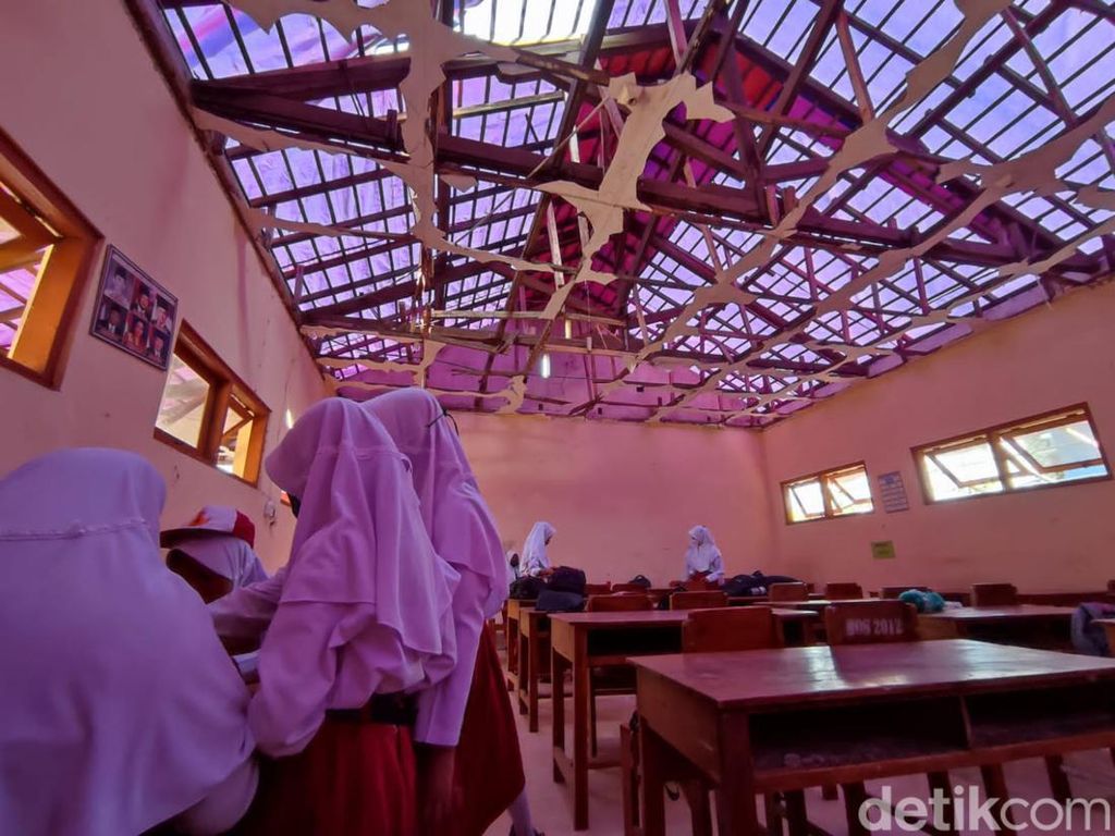 Atap SDN di Ponorogo yang Roboh-Diganti Terpal Belum Bisa Dibangun Tahun Ini Atap SDN di Ponorogo yang Roboh-Diganti Terpal Belum Bisa Dibangun Tahun Ini