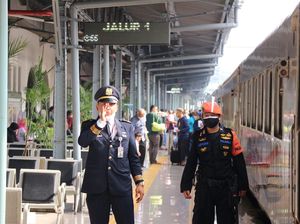 Stasiun Gambir-Senen Sediakan Tes PCR untuk Penumpang yang Belum Booster Stasiun Gambir-Senen Sediakan Tes PCR untuk Penumpang yang Belum Booster