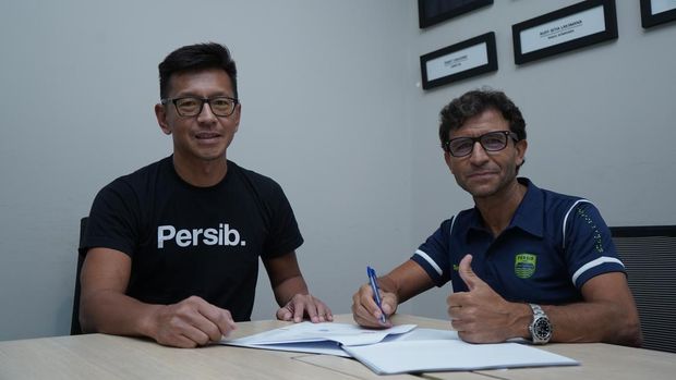 Tanda Tangan Kontrak Luis Milla Bersama Persib Bandung Direktur PT Persib Bandung Bermartabat (PBB), Teddy Tjahjono, saat tanda tangan kontrak bersama Luis Milla.