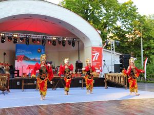 Keren! Bule Rusia dengan Luwesnya Nari Gandrung Banyuwangi