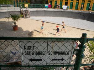 Dampak Kekeringan, Pemandian Air Panas di Austria Jadi Kolam Pasir