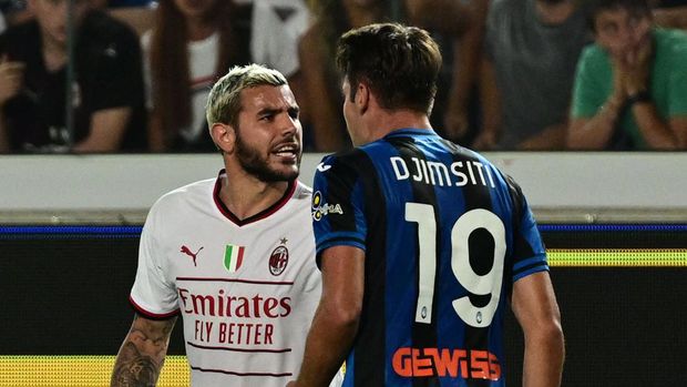 Atalanta's Albanian defender Berat Djimsiti (R) and AC Milan's French defender Theo Hernandez argue during the Italian Serie A football match between Atalanta and AC Milan on August 21, 2022 at the stadio Atleti Azzurri d'Italia stadium in Bergamo. (Photo by Miguel MEDINA / AFP) (Photo by MIGUEL MEDINA/AFP via Getty Images)
