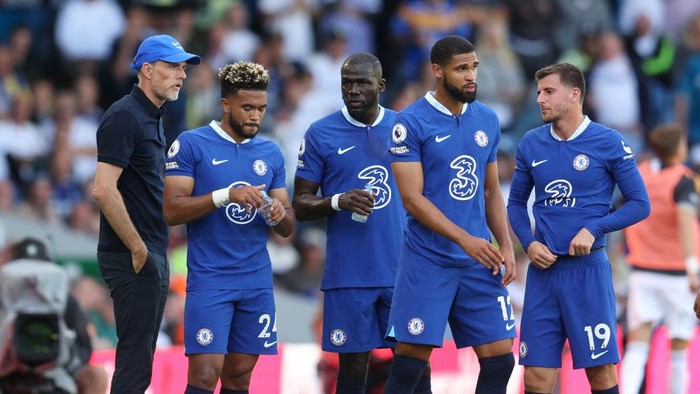 LEEDS, ENGLAND - AUGUST 21: Thomas Tuchel, Manager of Chelsea, looks on after speaking to Reece James, Kalidou Koulibaly, Ruben Loftus-Cheek and Mason Mount of Chelsea during a drinks break during the Premier League match between Leeds United and Chelsea FC at Elland Road on August 21, 2022 in Leeds, England. (Photo by Catherine Ivill/Getty Images)