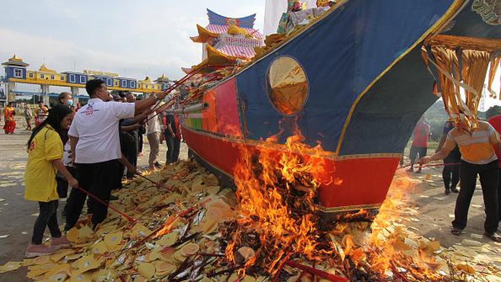 Tionghoa di Deli Serdang Gelar Tradisi Bakar Kapal Tongkang Tionghoa di Deli Serdang Gelar Tradisi Bakar Kapal Tongkang