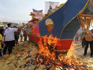 Tionghoa di Deli Serdang Gelar Tradisi Bakar Kapal Tongkang