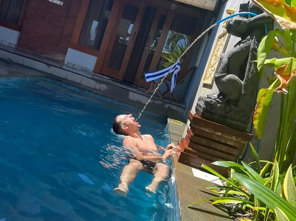 Turis Australia Kena Prank di Bali, Minum Air Kolam Berujung Sakit Perut