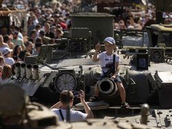 Ukraina Pamer Kendaraan Tempur Rusia yang Dihancurkan