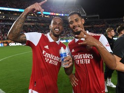 Dua Bek Arsenal Sudah Bikin Blunder, Fans Tetap Bantu Support