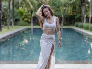 Bikin Iri, Wulan Guritno Pamer Perut Rata Bikin Iri, Wulan Guritno Pamer Perut Rata