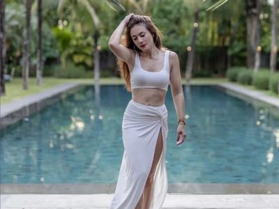 8 Cara Stylish Wulan Guritno Pamer Perut Rata Pakai Crop Top