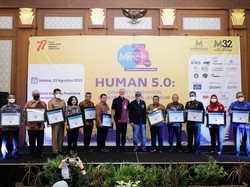 Ganjar Bawa 13 Dinas di Jateng Raih Penghargaan Pelayanan Publik