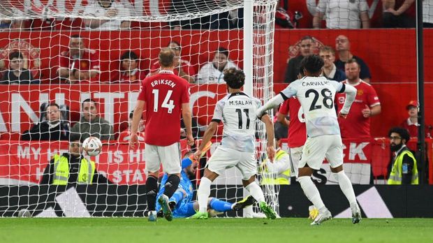 MANCHESTER, ENGLAND - AUGUST 22: Mohamed Salah of Liverpool scores their side's first goal during the Premier League match between Manchester United and Liverpool FC at Old Trafford on August 22, 2022 in Manchester, England. (Photo by Michael Regan/Getty Images)