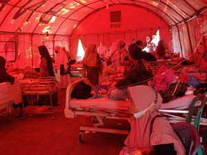 Ibu-Bayi Baru Lahir Tidur di Tenda RS Lombok gegara Trauma Gempa Ibu-Bayi Baru Lahir Tidur di Tenda RS Lombok gegara Trauma Gempa