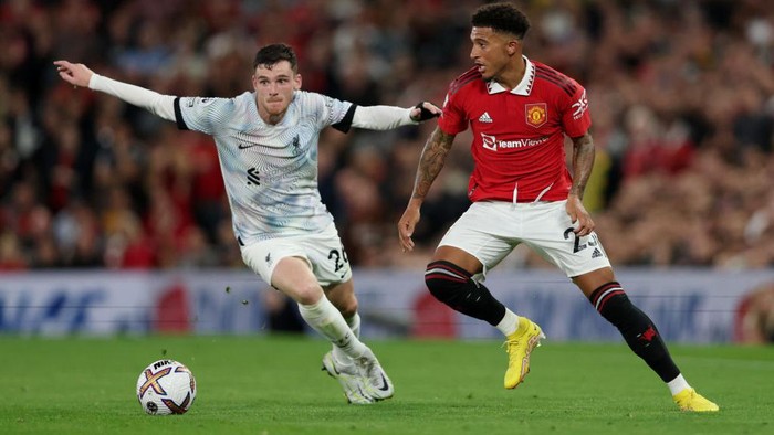 MANCHESTER, ENGLAND - AUGUST 22: Jadon Sancho of Manchester United runs with the ball whilst under pressure from Andy Robertson of Liverpool during the Premier League match between Manchester United and Liverpool FC at Old Trafford on August 22, 2022 in Manchester, England. (Photo by Clive Brunskill/Getty Images)