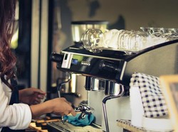 Aneh! Pemilik Kafe Ini Minta Pelayan Wanita yang Haid Pakai Stiker Merah