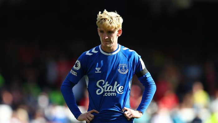 LIVERPOOL, ENGLAND - AUGUST 20: Anthony Gordon of Everton looks on during the Premier League match between Everton FC and Nottingham Forest at Goodison Park on August 20, 2022 in Liverpool, England. (Photo by Chris Brunskill/Fantasista/Getty Images)
