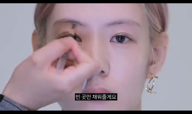 Aplikasikan pensil secara merata disepanjang garis alis/Foto: youtube.com/I AM MAENG Maeng memberikan tips untuk merias alis dengan rapi.