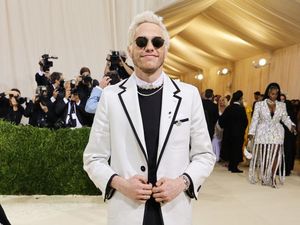 Pete Davidson Disorot Usai Bahas Perang hingga Cerita Ayahnya Korban 9/11