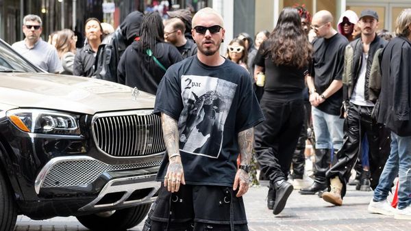 Adu Gaya 8 Selebriti Pria Pakai Rok, Ada Artis Indonesia