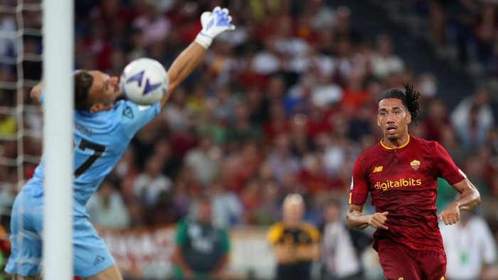 ROME, ITALY - AUGUST 22: Chris Smalling of AS Roma scores their sides first goal during the Serie A match between AS Roma and US Cremonese at Stadio Olimpico on August 22, 2022 in Rome, Italy. (Photo by Paolo Bruno/Getty Images)