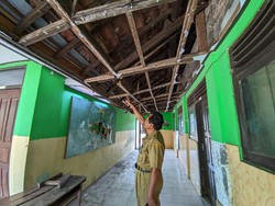 Berawal Perbaiki Talang, Ternyata Atap SDN 2 Purwosari Rawan Ambrol