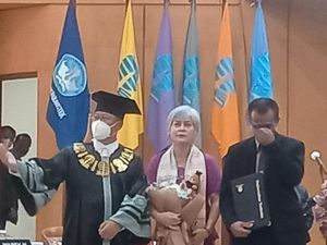 Mbrebes Mili, Lihat Ayah Brigadir J Gantikan Wisuda Anaknya Mbrebes Mili, Lihat Ayah Brigadir J Gantikan Wisuda Anaknya