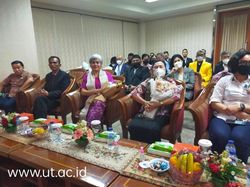 Berjas Hitam, Ayah Brigadir J Wakili Anaknya Diwisuda di UT Tangsel