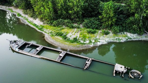 Nih Kapal Tongkang Tahun 1943 yang Muncul Lagi di Sungai Po Italia