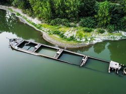Nih Kapal Tongkang Tahun 1943 yang Muncul Lagi di Sungai Po Italia